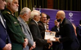 دو تندیس جشنواره سلام به مدیر روابط عمومی شرکت فولاد خوزستان اهدا شد