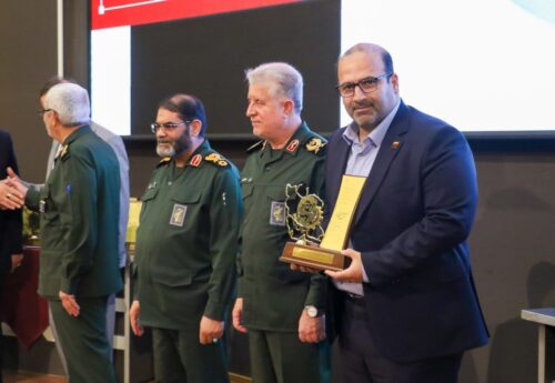 دریافت نشان ملی اقتصاد مقاومتی توسط مدیرعامل فولاد خوزستان