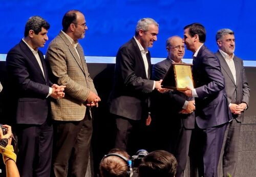 گواهی سپرده کالایی گندله چادرملو رونمایی شد‌/ اهدای لوح افتخار برترین‌های بورس کالا به مدیرعامل چادرملو